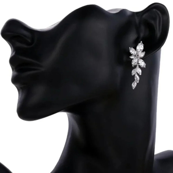 NEW 18k White Gold Diamond Leaf Petal Drop Statement Earrings - Picture 3 of 6